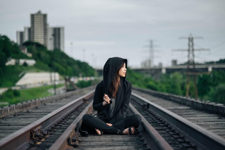 薄毛に悩む女性の体験談から学ぶ、効果的な対策は？